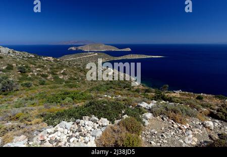 Sentier entre les monastères panagia Kamariani et Pandeleimon, île de Tilos, îles Dodécanèse, sud de la mer Égée, Grèce. Banque D'Images