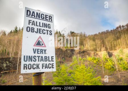 Danger, chute du panneau de roche dans une carrière. Banque D'Images