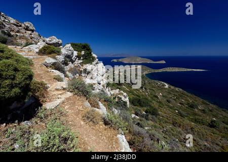 Sentier entre les monastères panagia Kamariani et Pandeleimon, île de Tilos, îles Dodécanèse, sud de la mer Égée, Grèce. Banque D'Images