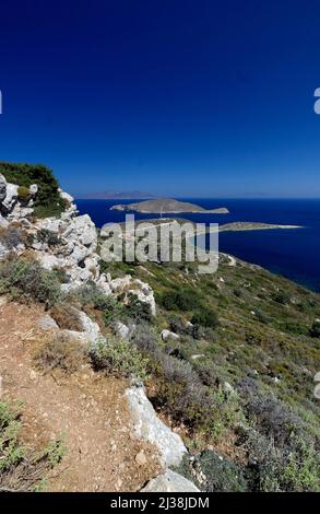 Sentier entre les monastères panagia Kamariani et Pandeleimon, île de Tilos, îles Dodécanèse, sud de la mer Égée, Grèce. Banque D'Images