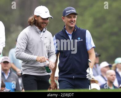 Augusta, États-Unis. 06th avril 2022. Tommy Fleetwood et Justin Rose d'Angleterre marchent jusqu'au green 12th lors d'une séance d'entraînement menant au tournoi de golf Masters au Augusta National Golf Club à Augusta, Géorgie, le mercredi 6 avril 2022. Photo de John AngelilloUPI crédit: UPI/Alamy Live News Banque D'Images