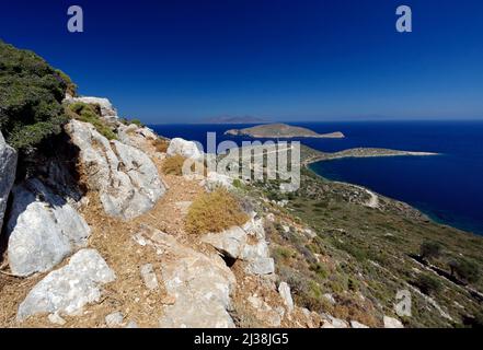 Sentier entre les monastères panagia Kamariani et Pandeleimon, île de Tilos, îles Dodécanèse, sud de la mer Égée, Grèce. Banque D'Images