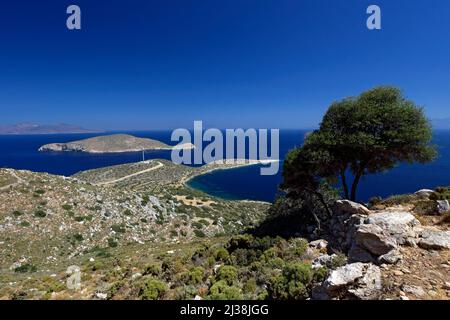 Sentier entre les monastères panagia Kamariani et Pandeleimon, île de Tilos, îles Dodécanèse, sud de la mer Égée, Grèce. Banque D'Images