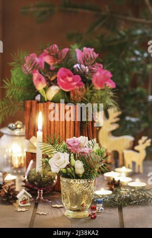 Décorations de Noël avec fleurs, bougies et sapin. Fête Banque D'Images