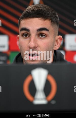 06 avril 2022, Hessen, Francfort-sur-le-main : Ferran Torres du FC Barcelone parle lors de la conférence de presse avant la première étape de l'Europa League à Eintracht Francfort. Photo: Arne Dedert/dpa Banque D'Images