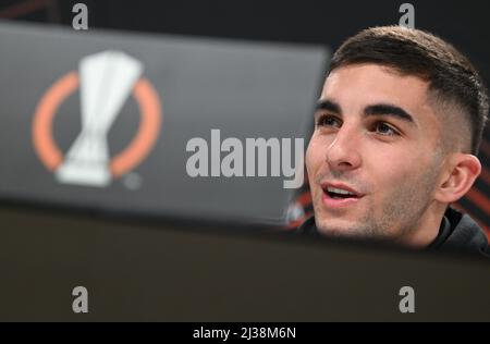 06 avril 2022, Hessen, Francfort-sur-le-main : Ferran Torres du FC Barcelone parle lors de la conférence de presse avant la première étape de l'Europa League à Eintracht Francfort. Photo: Arne Dedert/dpa Banque D'Images