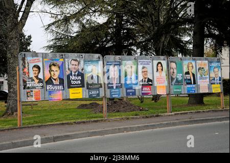 AFFICHES DES CANDIDATS AU PREMIER TOUR DE L'ÉLECTION PRÉSIDENTIELLE EN FRANCE LE 10 AVRIL 2022 - PRÉSIDENT FRANCE © FRÉDÉRIC BEAUMONT Banque D'Images