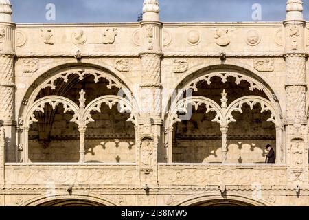 Lisbonne, Portugal - 28 décembre 2008: Vue détaillée de la fenêtre dans le monastère de Jeronimos Cloister avec visiteur dans le style Manueline à Lisbonne, Portugal. Banque D'Images