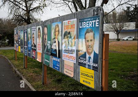 AFFICHES DES CANDIDATS AU PREMIER TOUR DE L'ÉLECTION PRÉSIDENTIELLE EN FRANCE LE 10 AVRIL 2022 - PRÉSIDENT FRANCE © FRÉDÉRIC BEAUMONT Banque D'Images