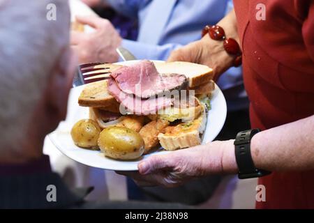 Nourriture malsaine servie à un buffet de fête, Royaume-Uni Banque D'Images