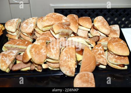 Nourriture malsaine servie à un buffet de fête, Royaume-Uni Banque D'Images