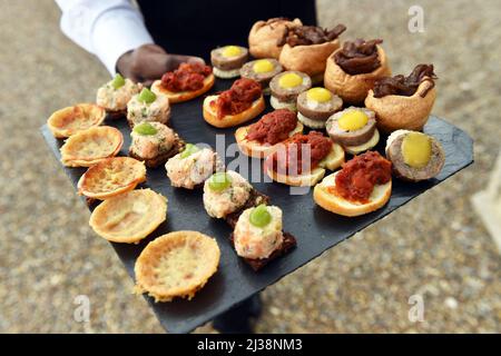 Plateau de canapés lors d'une fête de boissons de mariage UK servi par un serveur Banque D'Images