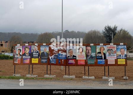 AFFICHES DES CANDIDATS AU PREMIER TOUR DE L'ÉLECTION PRÉSIDENTIELLE EN FRANCE LE 10 AVRIL 2022 - PRÉSIDENT FRANCE © FRÉDÉRIC BEAUMONT Banque D'Images