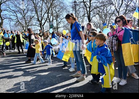 Des enfants ukrainiens ont mené le Royaume-Uni avec l'Ukraine Marche de Park Lane à Trafalgar Square, Londres. ROYAUME-UNI Banque D'Images