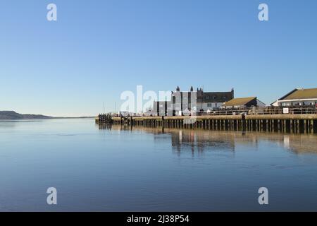 Vue sur Mudeford Quay et The Run et l'entrée au port de Christchurch lors D'Une journée calme au départ de Mudeford Spit, Hengistbury Head, Royaume-Uni Banque D'Images