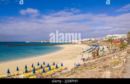 Playa Dorada est l'une des plages de Playa Blanca à Lanzarote, dans les îles Canaries. Banque D'Images