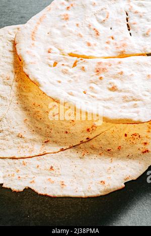 Carta Da Musica, un flabread italien mangé avec du fromage et de la viande séchée, également appelé panneau Carasau en Sardaigne où il est une spécialité. Banque D'Images