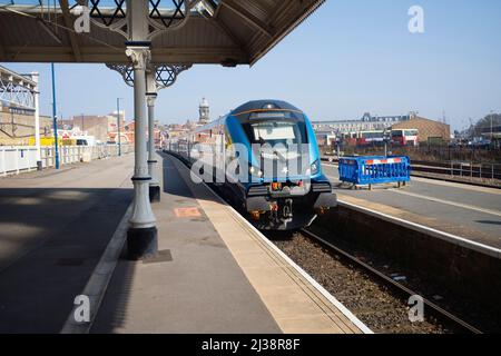 Train diesel TRANS Pennine Express à la gare de Scarborough sur la route vers et depuis York Banque D'Images