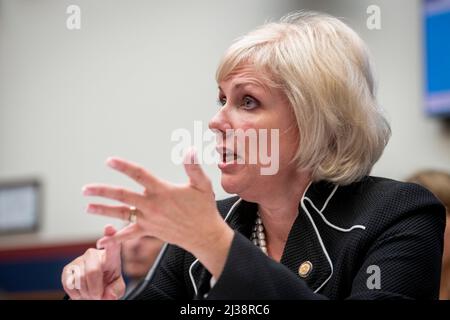 Washington, Vereinigte Staaten. 06th avril 2022. Jennifer Homendy, présidente du Bureau national de la sécurité des transports, comparaît devant une audience du Comité de la Chambre sur les transports et l'infrastructure âNational Bureau de la sécurité des transports Reauthorizationâ dans l'immeuble Rayburn House à Washington, DC, le mercredi 6 avril 2022. Credit: Rod Lamkey/CNP/dpa/Alay Live News Banque D'Images