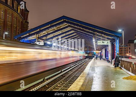 HAMBOURG, ALLEMAGNE - 19 JANVIER 2011 : personnes en attente de train à la gare Roedingsmarkt en direction de Barmbek à Hambourg. La Hochbahn a été inaugurée en 19 Banque D'Images