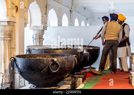 AMRITSAR, INDE - 23 FÉVRIER 2013 : cuisine à l'intérieur du Harimandir Sahib au complexe du temple d'Or, Amritsar - Inde Banque D'Images