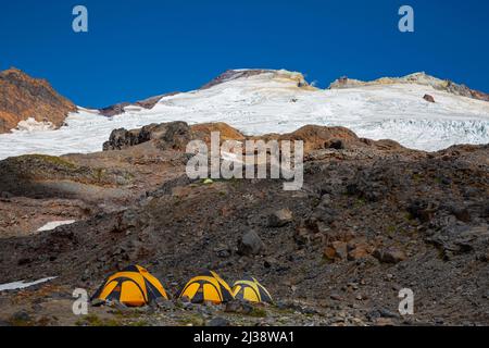 WA21324-00...WASHINGTON - High Camp au pied du glacier Easton du mont Baker dans l'aire de loisirs nationale du mont Baker. Banque D'Images