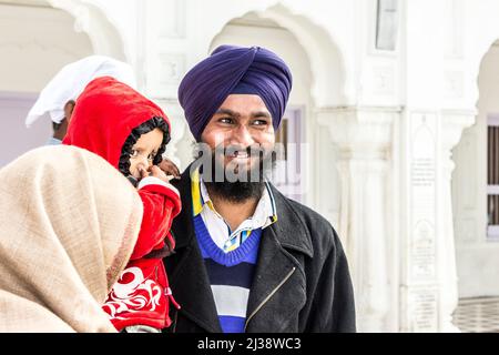 AMRITSAR, INDE - 24 FÉVR. 2013: Les gens visitent le Harimandir Sahib au complexe du temple d'Or, Amritsar - Inde Banque D'Images