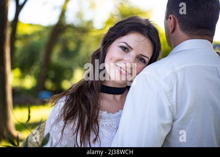 Portrait d'une mariée et d'un marié heureux, dans des robes de mariage de style boho, sur fond de belle nature. Banque D'Images