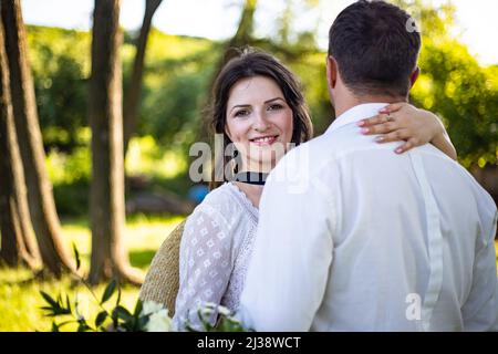 Portrait d'une mariée et d'un marié heureux, dans des robes de mariage de style boho, sur fond de belle nature. Banque D'Images