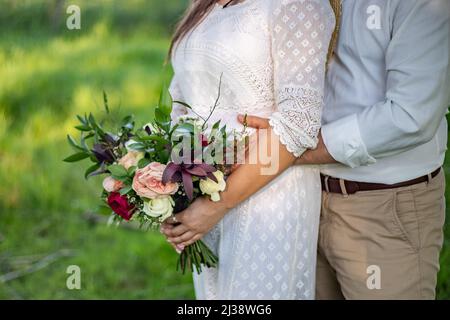 Bouquet de mariage dans les mains de la mariée, David Austin. Banque D'Images