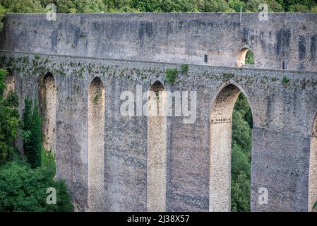 Ancien Ponte delle Torri (pont des Tours), Spoleto (PG), Ombrie, Italie Banque D'Images