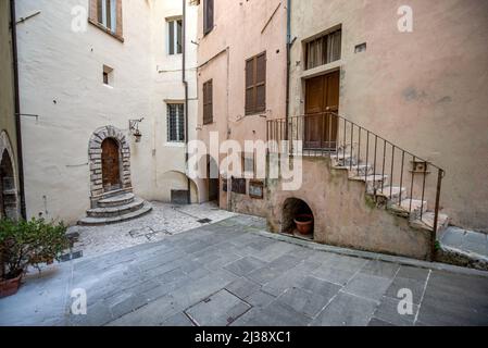 Petite place dans le centre de la vieille ville de Spoleto, Ombrie, Italie Banque D'Images