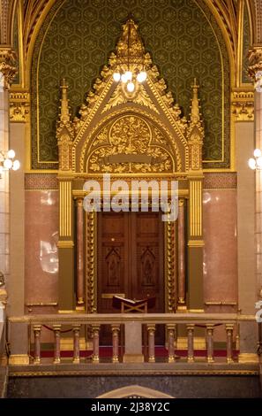 Porte donnant sur le Grand escalier du Parlement hongrois, Budapest, Hongrie, 13 mai 2019. Banque D'Images