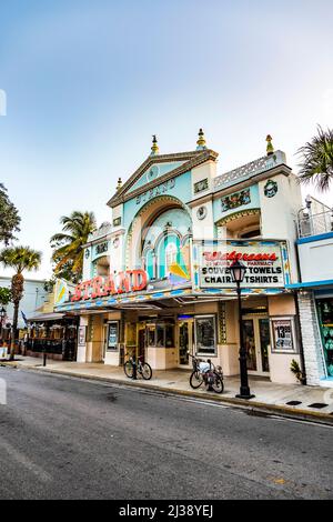 KEY WEST, États-Unis - 27 AOÛT 2014: Les gens au théâtre de cinéma Key West Strand à Key West, Floride, États-Unis, c'est un cinéma historique mais encore en usage. Banque D'Images