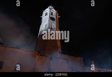 Château médiéval dans la brume la nuit. Photo de haute qualité Banque D'Images