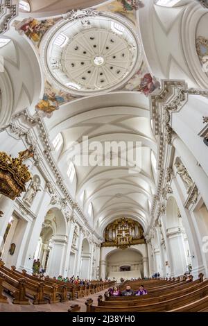 FULDA, ALLEMAGNE - SEP 20. 2014: Intérieur de la cathédrale baroque de Fulda, Allemagne. La cathédrale de Fulda est l'ancienne église abbatiale de Fulda et l'enterrement Banque D'Images