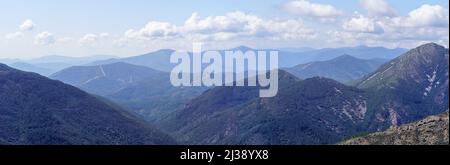 Vue panoramique d'une chaîne de montagnes avec des sommets superposés à l'aube, Sierra de Francia, Salamanque, Espagne. Banque D'Images
