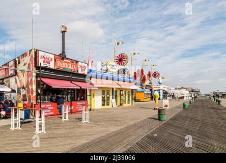 CONEY ISLAND, Etats-Unis - OCT 25, 2015: Les gens visitent la célèbre vieille promenade de Coney Island, la zone d'amusement de plage de New York. Banque D'Images