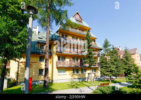 Zakopane, Pologne - 12 juin 2015: Le Centre de formation et de loisirs est situé dans cette maison de vacances appelée Dafne. Une variété de logements pour touris Banque D'Images