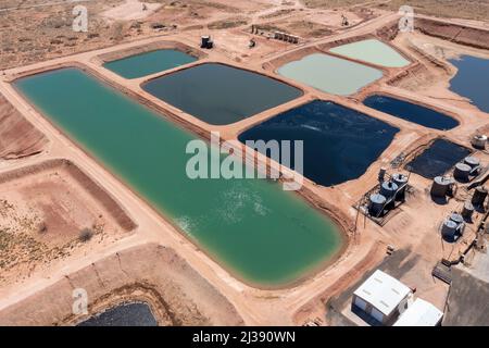 Loco Hills, Nouveau-Mexique - les étangs d'évaporation contiennent l'eau produite dans les puits de pétrole du bassin Permien. L'eau produite est un sous-produit du pétrole ou du gaz pr Banque D'Images