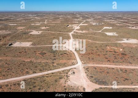 Loco Hills, Nouveau-Mexique - les puits de pétrole couvrent le paysage du bassin Permien. Le bassin Permian est une importante zone de production de pétrole et de gaz dans l'ouest du Texas et Banque D'Images