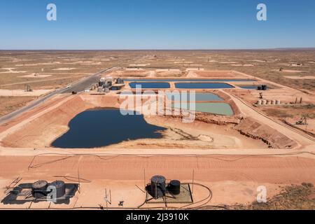 Loco Hills, Nouveau-Mexique - les étangs d'évaporation contiennent l'eau produite dans les puits de pétrole du bassin Permien. L'eau produite est un sous-produit du pétrole ou du gaz pr Banque D'Images