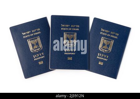 Passeports israéliens Darkons isolés sur fond blanc. Banque D'Images