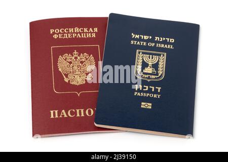 Passeports de voyage internationaux israéliens et russes isolés sur fond blanc. Banque D'Images