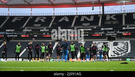 06 avril 2022, Hessen, Francfort-sur-le-main : les joueurs du FC Barcelone participent à l'entraînement final avant la première étape de l'Europa League à Eintracht Frankfurt au stade. Photo: Arne Dedert/dpa Banque D'Images