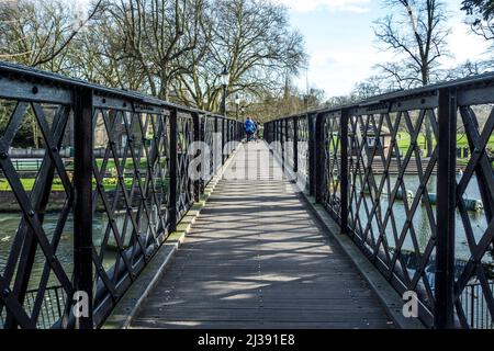 CAMBRIDGE, ANGLETERRE - 13 MARS 2017 : personnes traversant la came de la rivière à un vieux pont piétonnier en fer. Banque D'Images