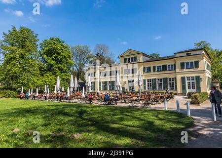 ASCHAFFENBURG, ALLEMAGNE - AVR 20, 2017: Les gens apprécient le restaurant de jour d'été dans le restaurant du parc de schoenbusch à Aschaffenburg Banque D'Images