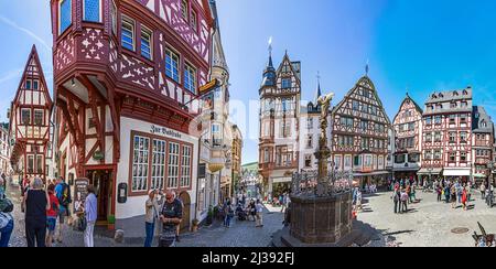 BERNKASTEL-KUES, ALLEMAGNE - 25 MAI 2017: Les gens aiment visiter la vieille ville historique de Bernkastel-Kues lors d'une journée d'été. Banque D'Images