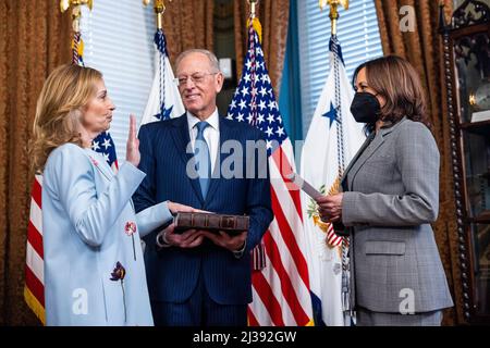 Washington, États-Unis. 06th avril 2022. LE vice-président AMÉRICAIN Kamala Harris (R) se rapproche à Randi Levine (L) en tant qu'ambassadeur américain au Portugal dans le bâtiment Eisenhower Executive Office à Washington, DC, USA, le 06 avril 2022. Credit: SIPA USA/Alay Live News Banque D'Images