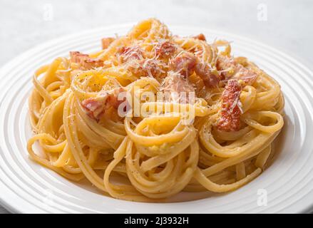 Pâtes italiennes traditionnelles carbonara au bacon, aux œufs, au parmesan, à la crème et au poivre noir. Vue latérale, gros plan. Mise au point sélective Banque D'Images